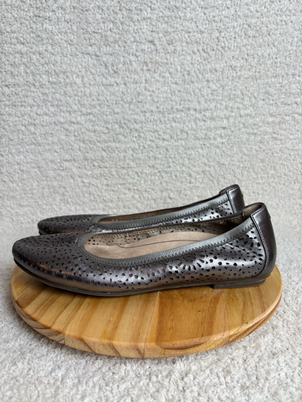 Vionic Shoes Womens 8.5 Robyn Ballet Flats Perforated Pewter Metallic Leather - Picture 2 of 11